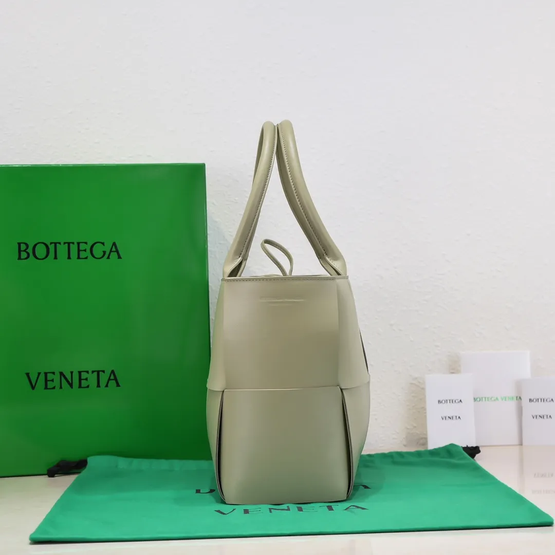 Batch 1860 large arco, BottegaVeneta# official website's latest cowhide leather lining SLIP tote handbag, and the logo has been changed to the side 😍The oversized woven design really makes it a huge gap from ordinary tote bags 🔗🔗Different color combinations inside and outside ⛓Daniel Lee leads the brand's DNA to continue to evolve with fresh inspiration🧬🧬showing a balanced style of luxury and reality👉: 36*24*14 Model: 9892#